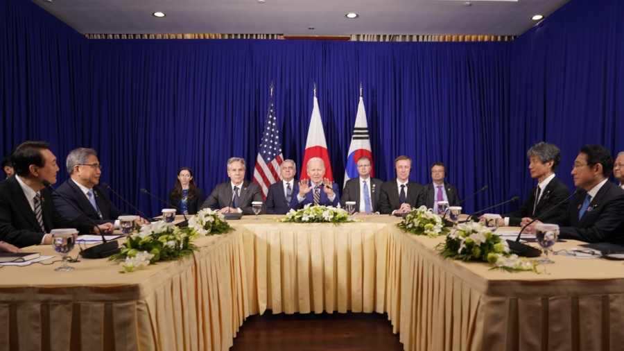 US, Japan, South Korea Vow Unified Response to North Korea Threat