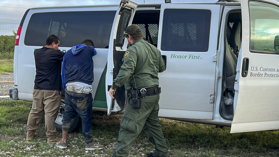 Texas DPS Apprehends 19 Illegal Aliens From Alleged Human Smugglers, Stash House