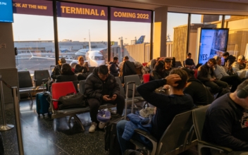More Than 1,000 US Flights Delayed Sunday as Major Airports Urge Passengers to Arrive Early