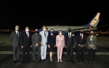 Pelosi Lands in Taiwan Despite China Threats; Biden Says ‘Justice Has Been Delivered’ | NTD News Today