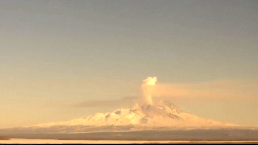 2 Volcanoes Rumble Into Action in Russia’s Far East