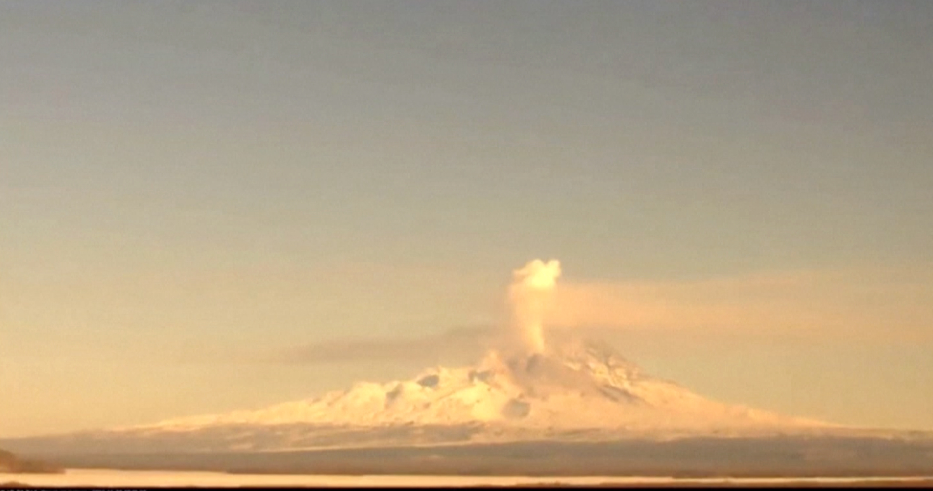 2 Volcanoes Rumble Into Action in Russia’s Far East