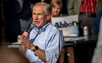 Texas Gov. Abbott Calls on Courts to Uphold Title 42 Border Rule
