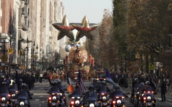 High-Flying Balloon Characters Star in Thanksgiving Parade