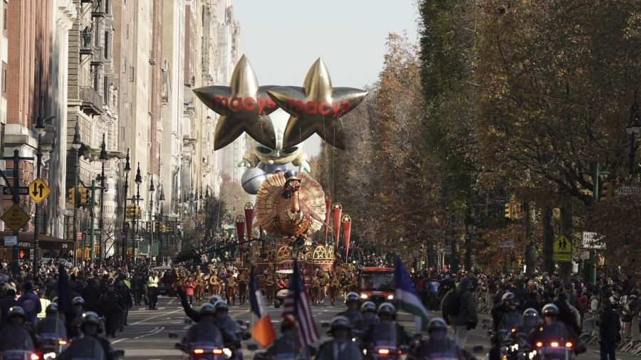 High-Flying Balloon Characters Star in Thanksgiving Parade