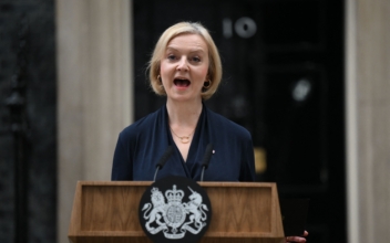UK’s Liz Truss Says She Will Resign as PM; Arizona Refuses to Remove Makeshift Border Wall | NTD News Today
