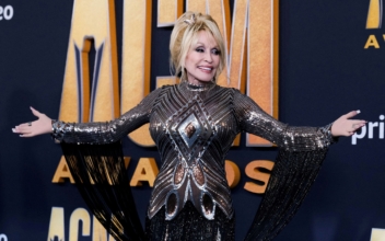 Dolly Parton Receives $100 Million Award From Jeff Bezos