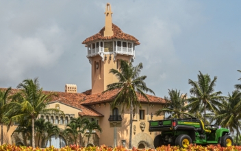 LIVE NOW: Exterior of Mar-a-Lago After Donald Trump Indicted