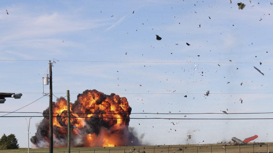 6 Killed After Vintage Aircraft Collide at Dallas Air Show
