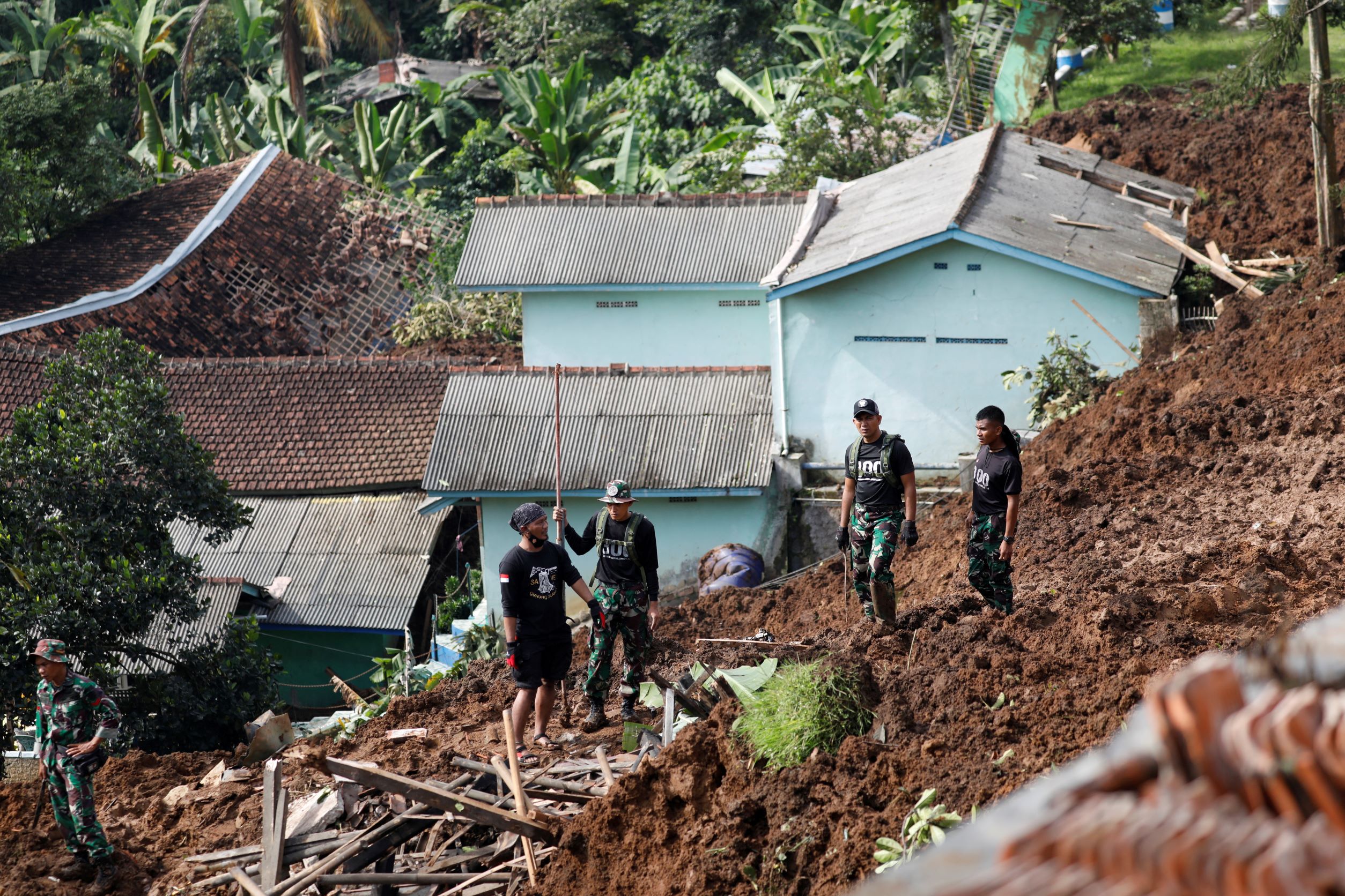 Aftershocks, Heavy Rain Hamper Indonesian Earthquake Rescuers as Death Toll Reaches 271