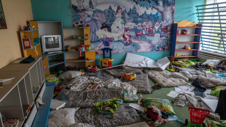 Russians Make Sleeping Bags for Soldiers