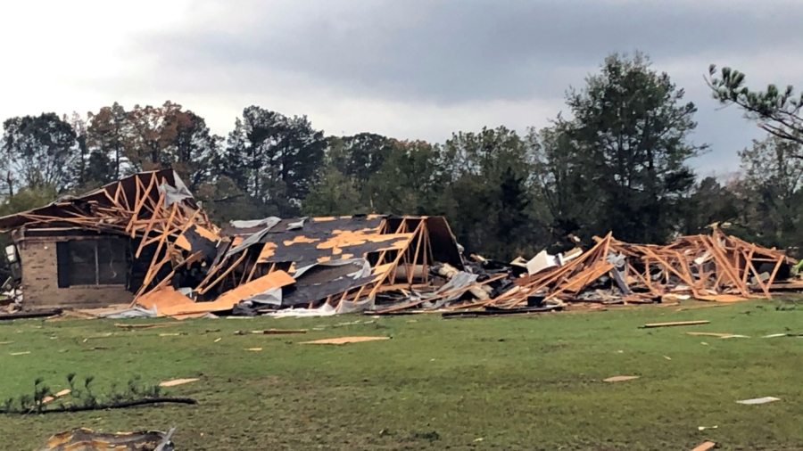 1 Dead, Dozens Hurt as Tornadoes Hit Texas and Oklahoma | NTD