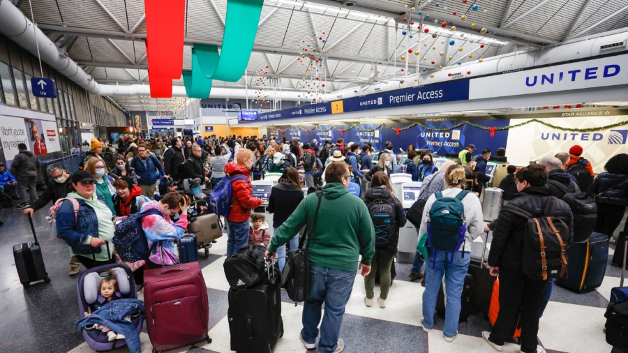 Airlines Scrap 4,400 US Flights as Winter Storm Disrupts Holiday Travel