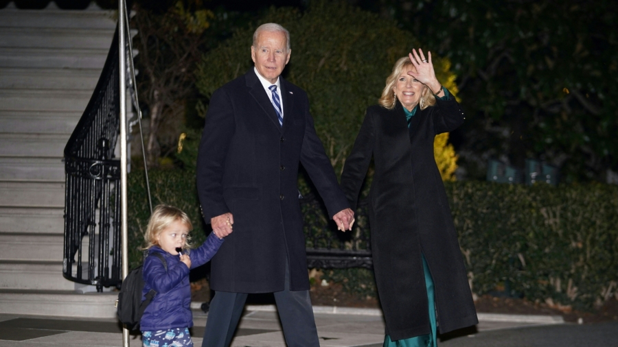 Biden, First Lady Thank Service Members in Christmas Calls