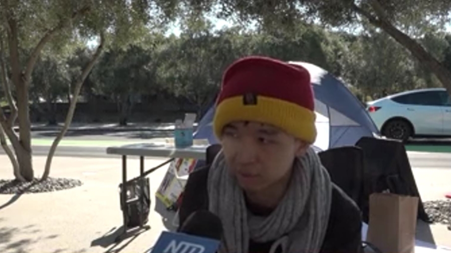 Chinese Activist Holds Hunger Strike at Apple