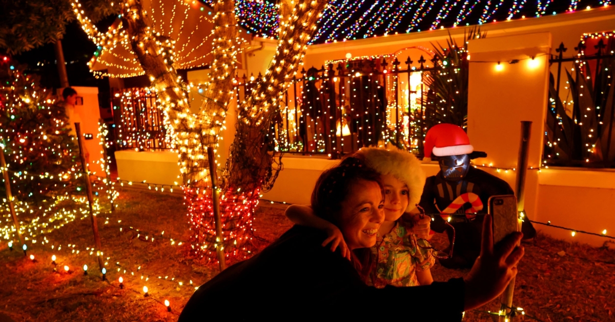 Cape Town Home Decked in Thousands of Lights Spreads Festive Joy NTD