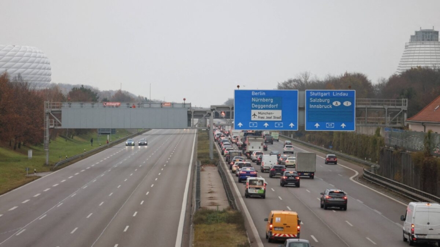 German Police Investigating Climate Activist Group for 'Disruption of Public Services,' Support of ‘Criminal Organization’