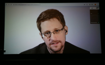 Edward Snowden Pledges Allegiance to Russia, Receives Russian Passport: Lawyer