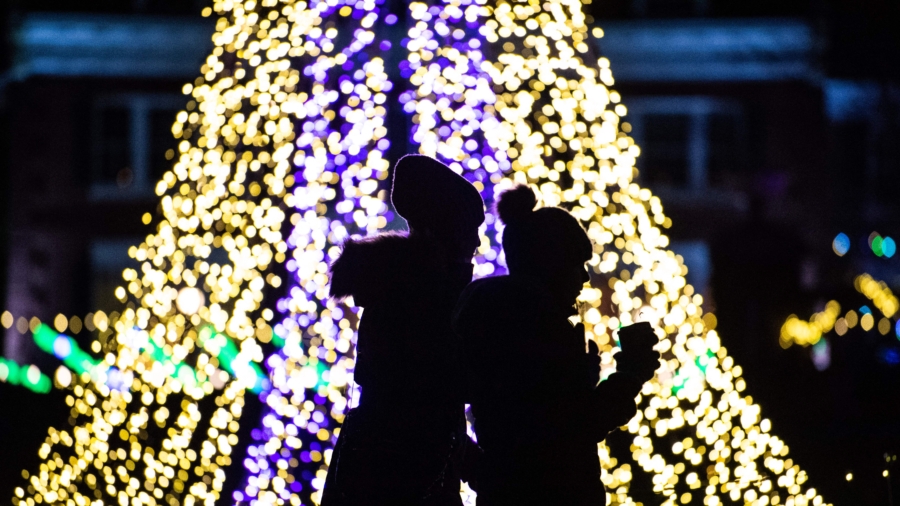 Christmas Decoration Features New Color Combinations