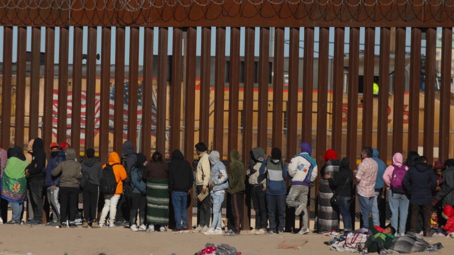 Senators Call for Bipartisan Solutions as Supreme Court Delays End of Title 42