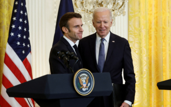 US, France Vow to Hold Russia to Account on Ukraine