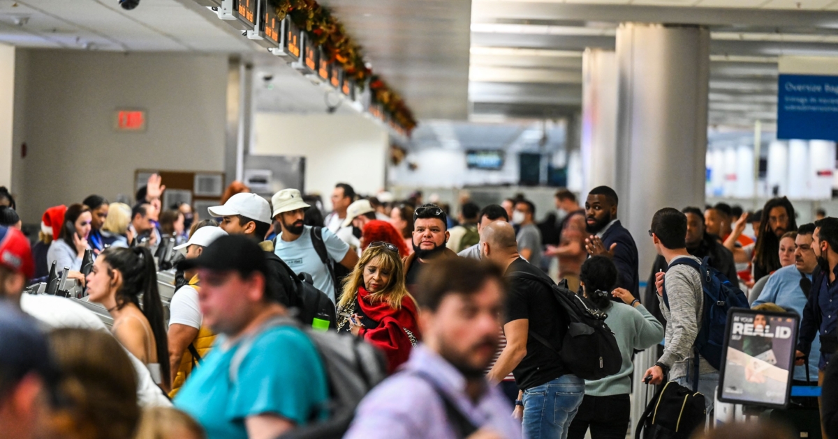 US Flight Cancellations on Christmas Day Top 3,100 | NTD