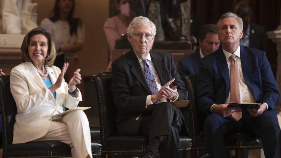 Pelosi and Congressional Leaders Awarded Gold Medal to US Capitol Police