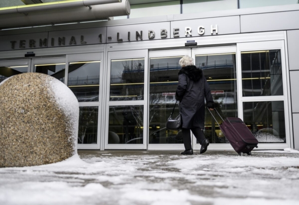 Midwest Snow Storm Puts Hamper On Thanksgiving Holiday Travel