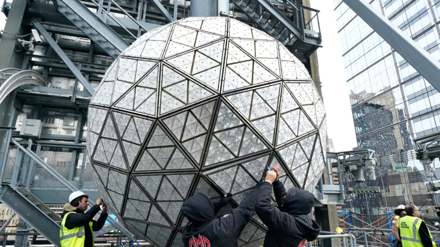 ‘Gift of Love’ Waterford Crystals Placed on Times Square New Year’s Eve Ball