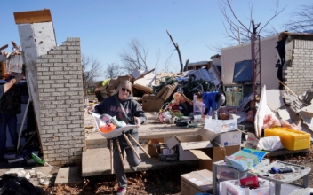 US Storm Brings Tornadoes, Blizzard-Like Conditions, Killing at least 2 People