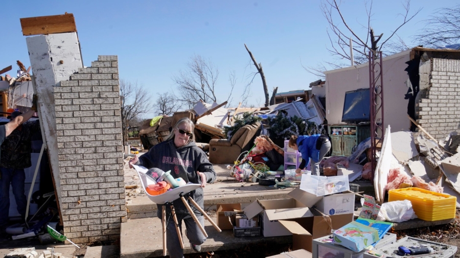 US Storm Brings Tornadoes, Blizzard-Like Conditions, Killing at least 2 People