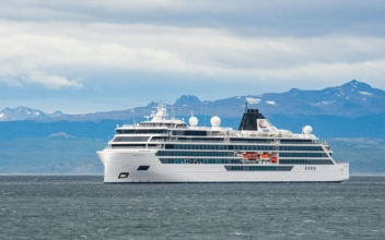 US Passenger Killed When Big Wave Hits Antarctic Cruise Ship