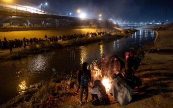 El Paso Mayor Warns 20,000 Migrants Waiting in Mexico to Cross Border When Title 42 Ends