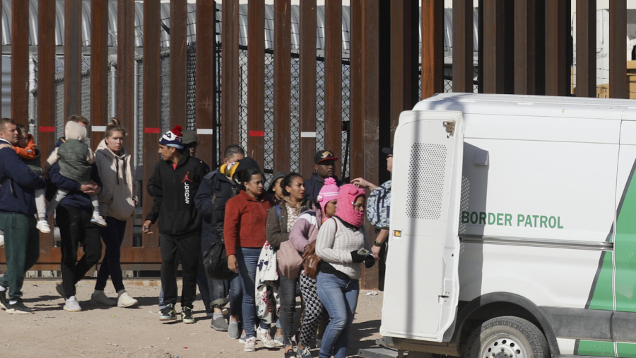 Supreme Court Orders Title 42 Border Rule to Remain in Effect