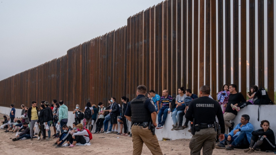 Over 900 Percent Spike in Chinese Migrants at US Border