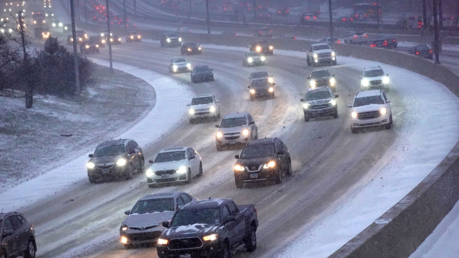 More States Take Emergency Measures as 'Historic' Winter Storm Puts 240 Million Americans Under Weather Alerts
