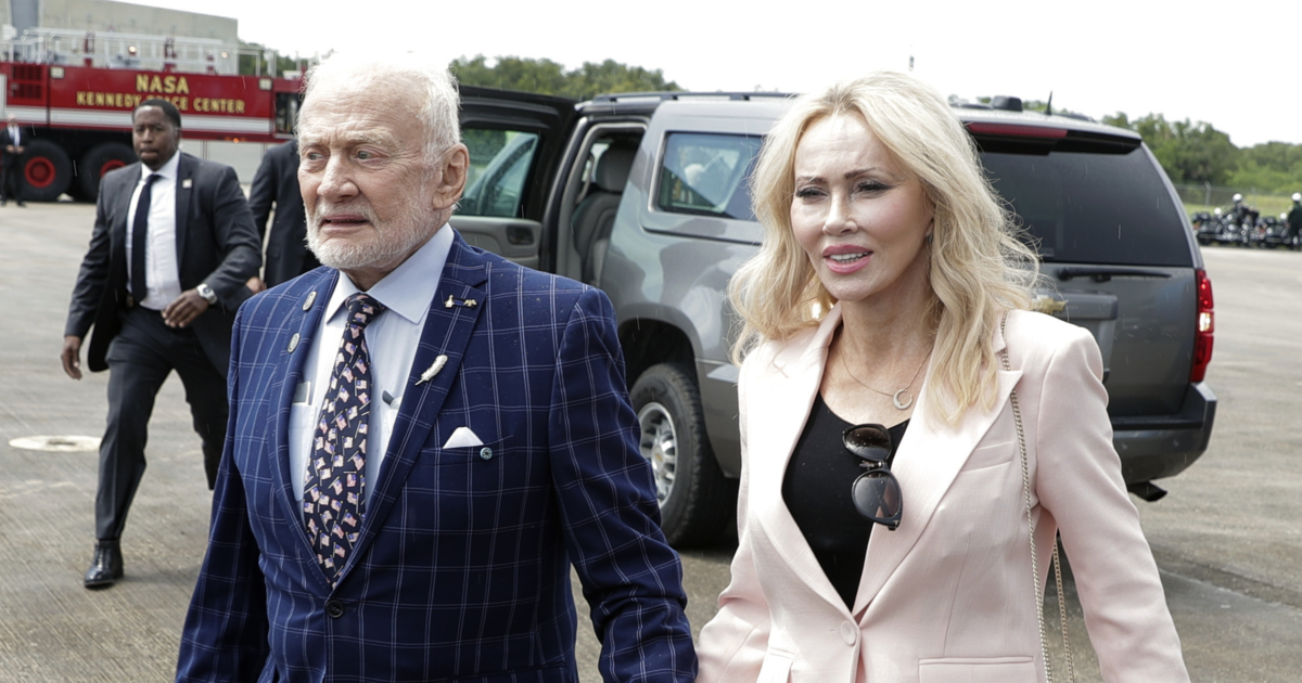 Astronaut Buzz Aldrin Marries Longtime Love on 93rd Birthday | NTD