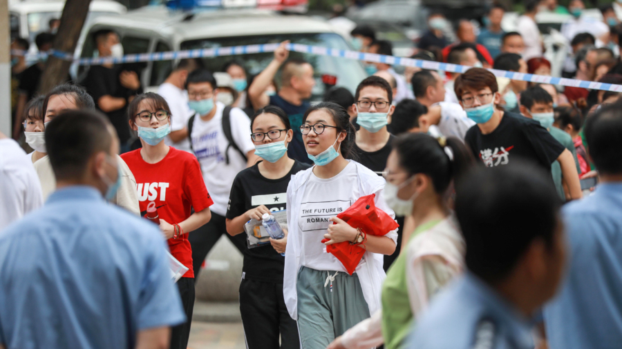 Chinese Students Must Pledge Loyalty to CCP Before Arriving Abroad: Report