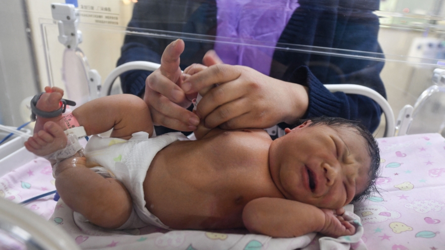Chinese Citizens Reluctant to Have More Children Amid Nationwide Population Drop