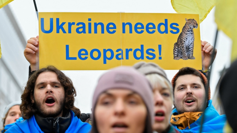 Protesters Call For More Weapons to Ukraine