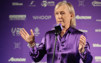 Navratilova Diagnosed With Throat and Breast Cancer
