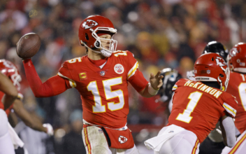 Chiefs’ Mahomes to Practice Despite Sprained Ankle