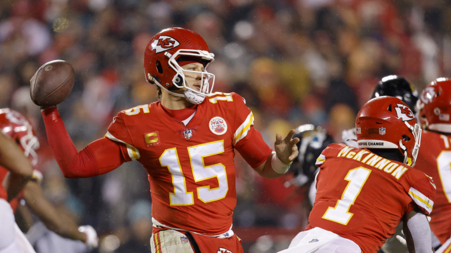 Chiefs' Mahomes to Practice Despite Sprained Ankle