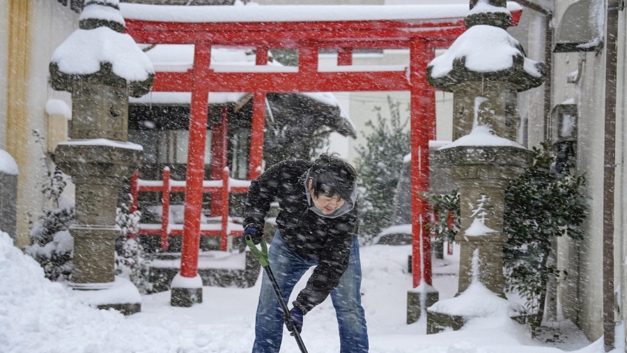 Heavy Snow Causes Havoc in Japan as Cold Snap Sweeps Through Asia