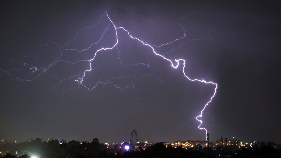 Scientists Guide Lightning Strikes Using Lasers for 1st Time