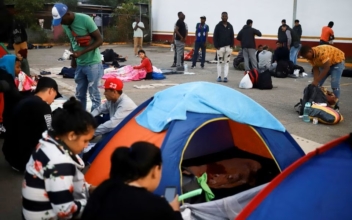 First Migrants Cross Into US Using Mobile App