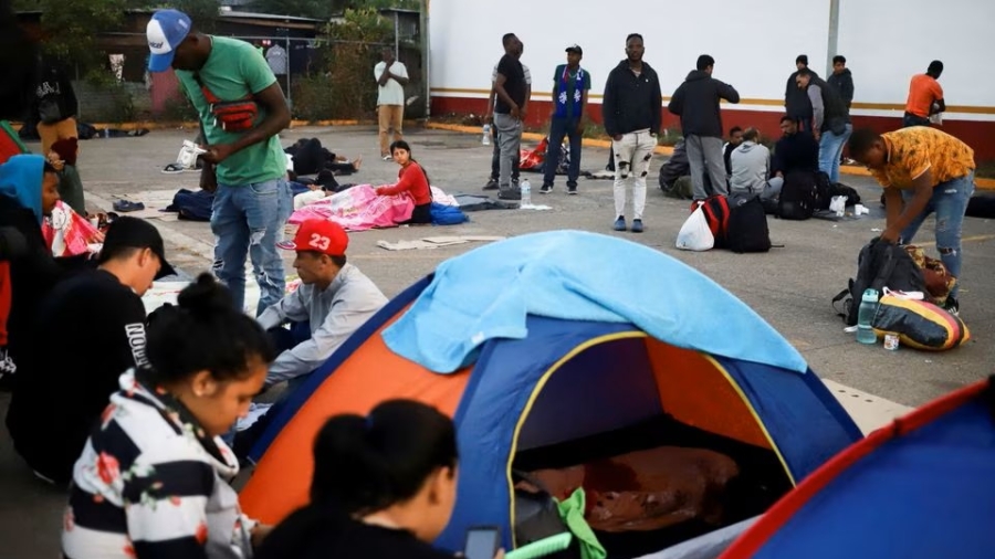 First Migrants Cross Into US Using Mobile App