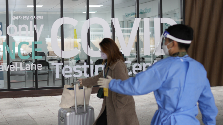 China Halts Visas for Japan, South Korea in COVID-19 Spat