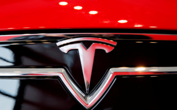 Tesla Shareholders’ Trial Begins