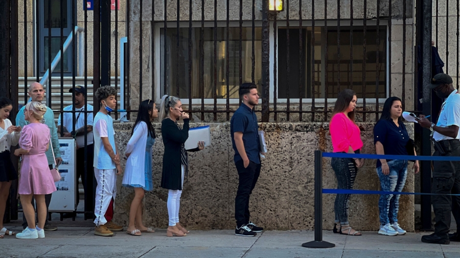 Facing Migration Flood, US Resumes Visa Services at Cuba Embassy